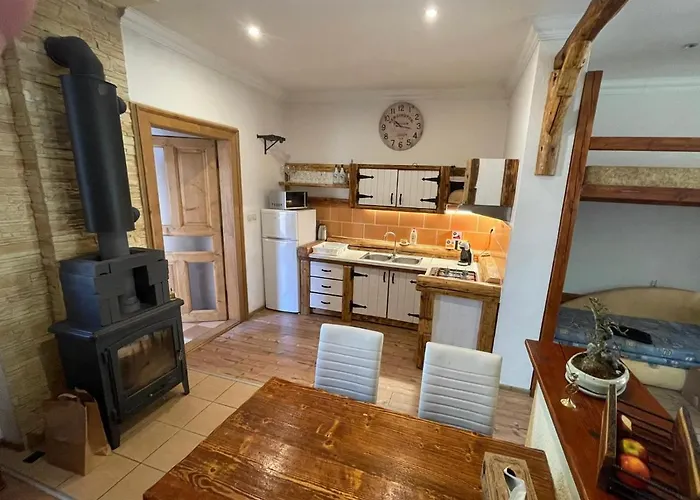 Sarah Noemi, 100 M Skibus Jasna Lägenhet